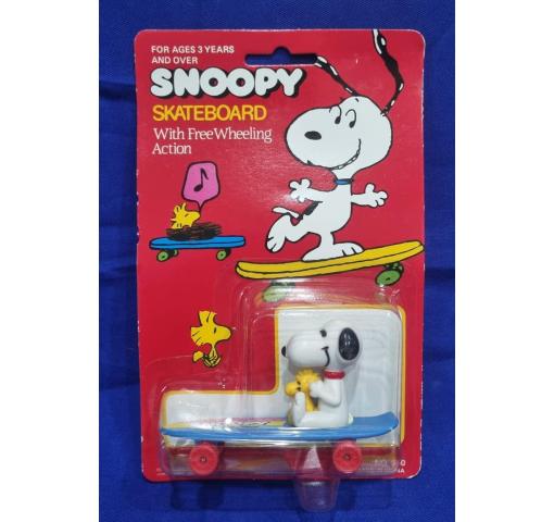 PEANUTS, Snoopy with blue Scateboard 1972