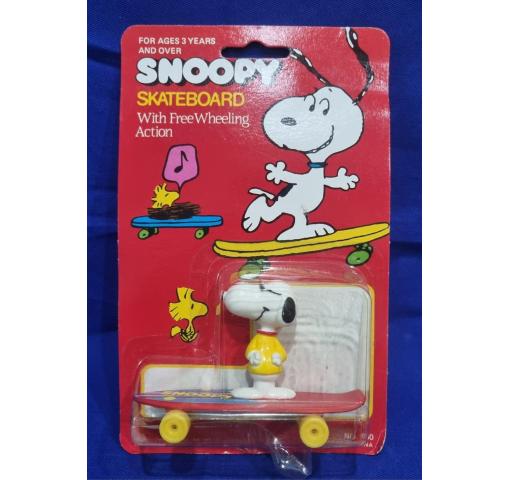 PEANUTS, Snoopy with red Scateboard 1972